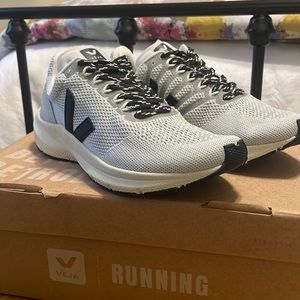 Veja Marlin V-Knit Sneaker in Polar/Black sz 38EU/7US New in Box